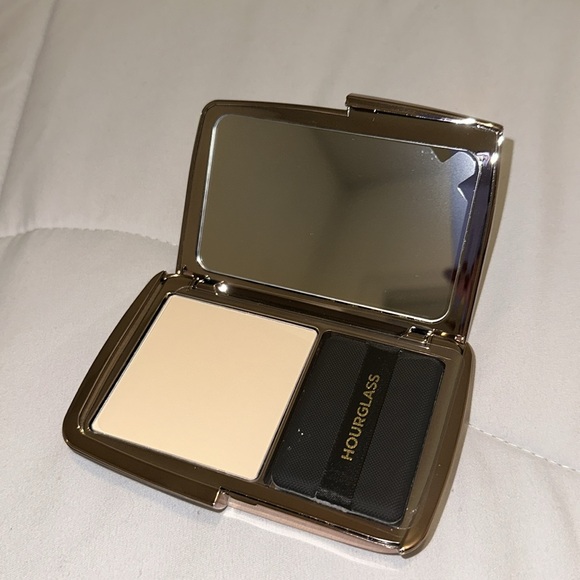 Hourglass Pressed Powder - Picture 3 of 3